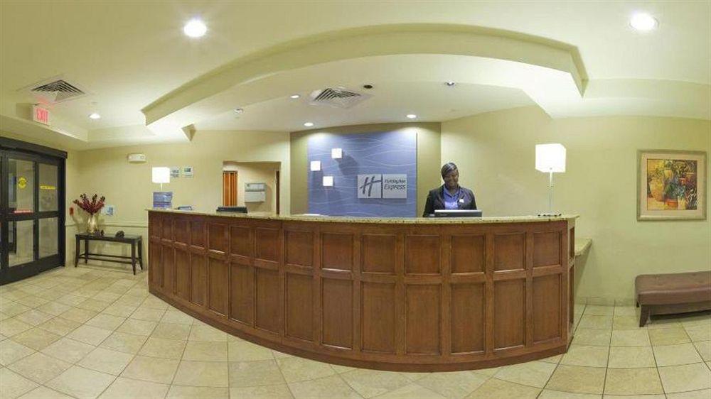 Holiday Inn Express & Suites Bradley Airport By Ihg Windsor Locks Exterior photo