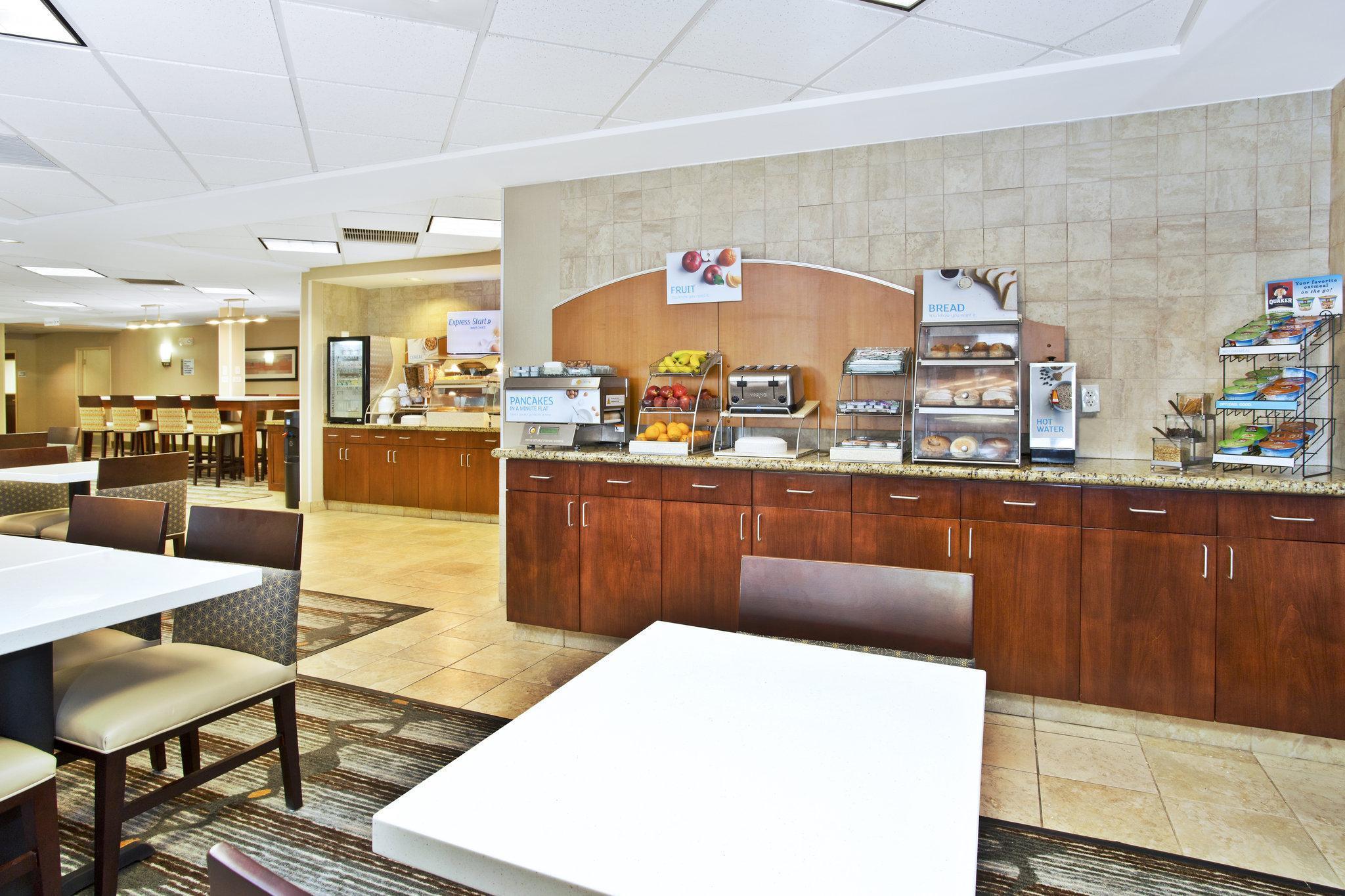 Holiday Inn Express & Suites Bradley Airport By Ihg Windsor Locks Exterior photo