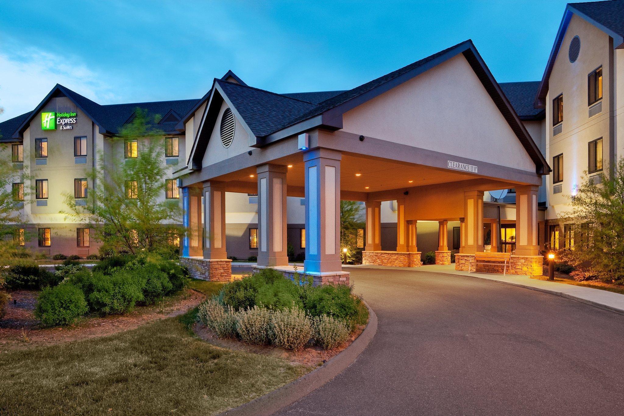 Holiday Inn Express & Suites Bradley Airport By Ihg Windsor Locks Exterior photo