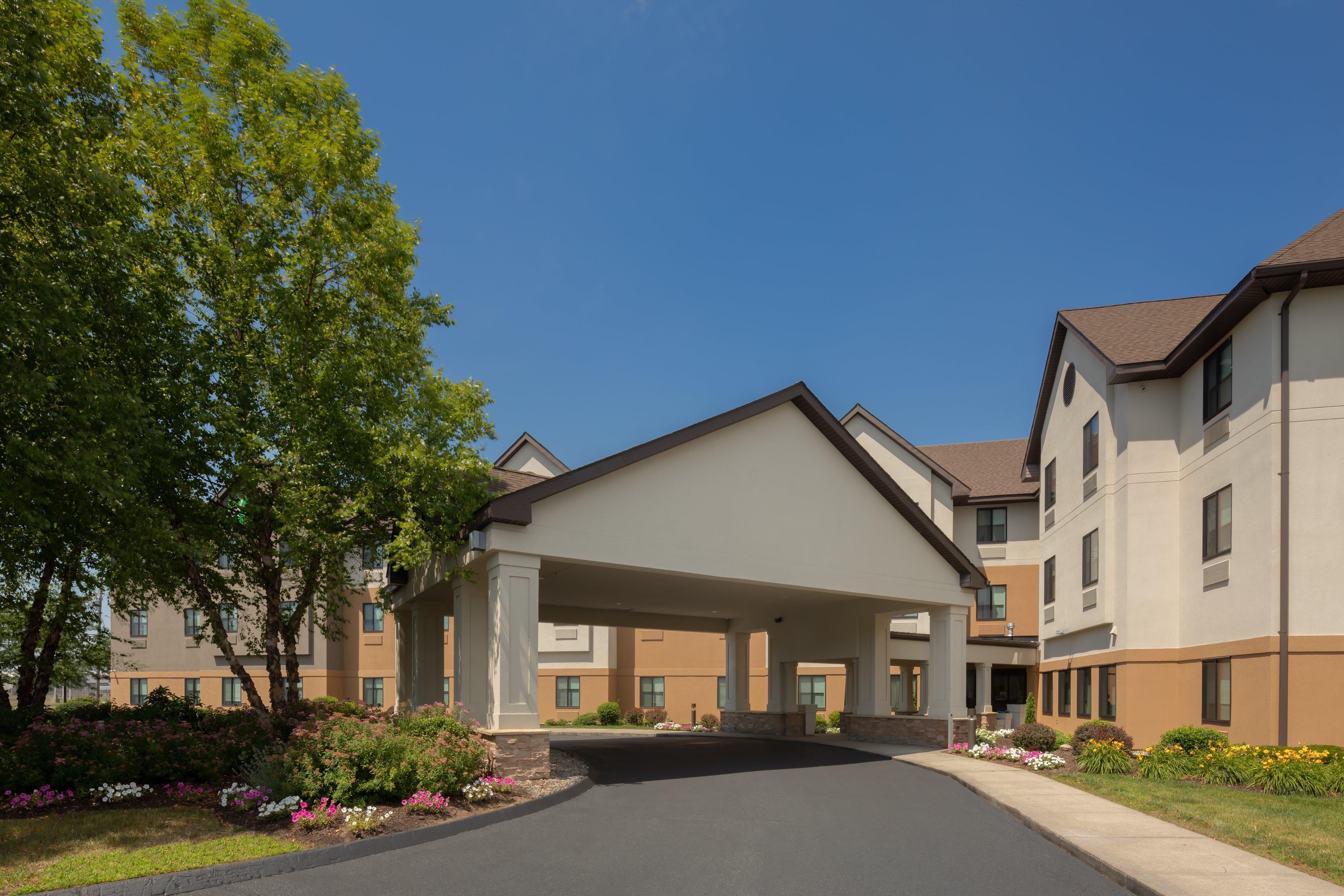 Holiday Inn Express & Suites Bradley Airport By Ihg Windsor Locks Exterior photo